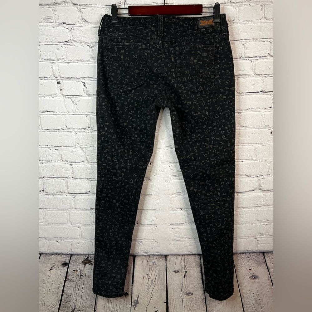Levi's Legging Fit Skinny Mid Rise Jeans Black Grey Symbols Woman's size 31x30 - Picture 2 of 10